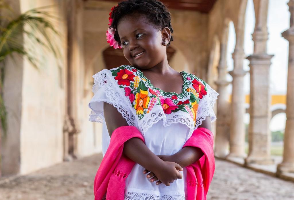 Niña de Chicago se vuelve viral por lucir con orgullo un vestido yucateco