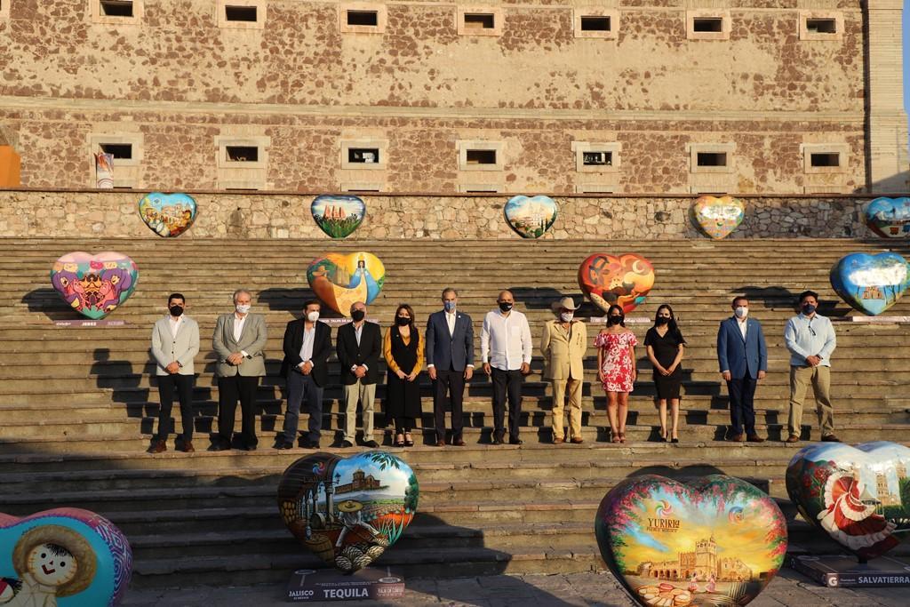 Dedican exposición a Pueblos Mágicos de México con corazones gigantes