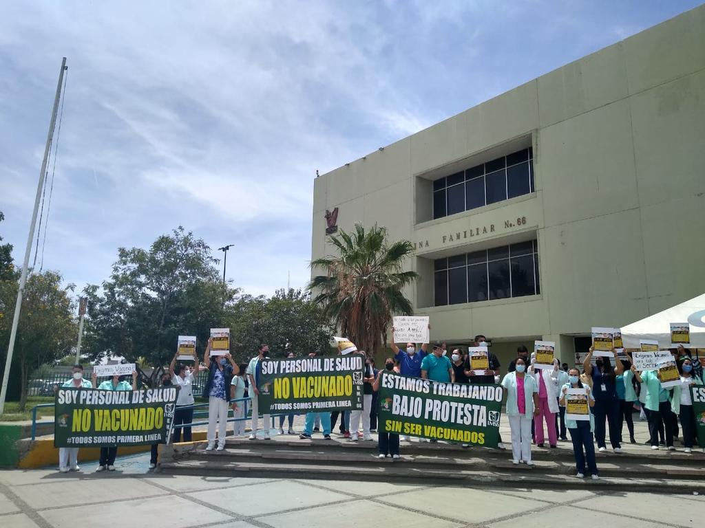 Exigen vacuna contra el COVID trabajadores de clínica 66 en Torreón