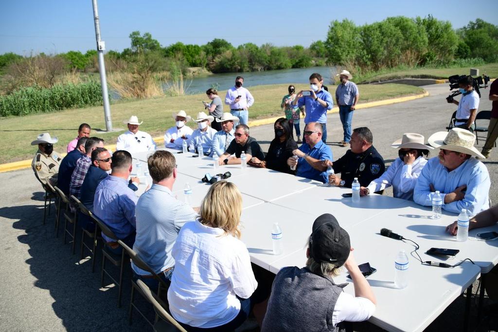 Congresista de EUA tienen reunión con 'sheriffs' de franja fronteriza en Eagle Pass
