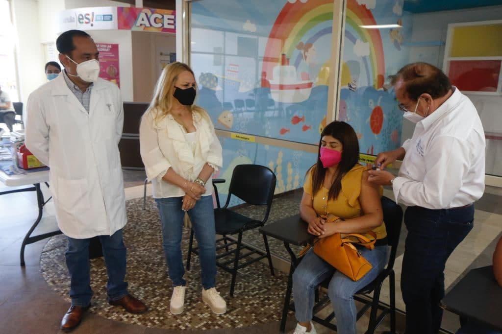 Salud y DIF Coahuila supervisan aplicación de vacuna antiCOVID para personal médico