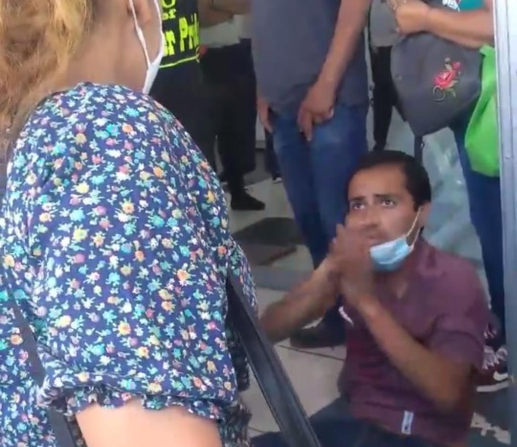 Someten y exhiben a hombre en el Centro de Torreón por tocar a mujer