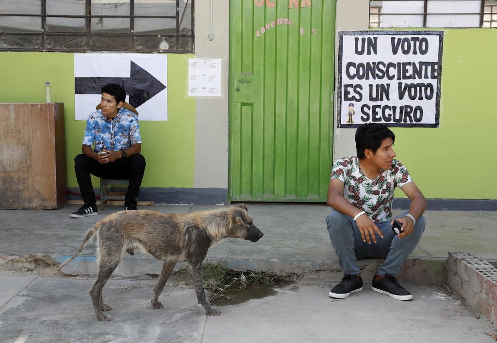 Asiste Perú a las urnas con incertidumbre