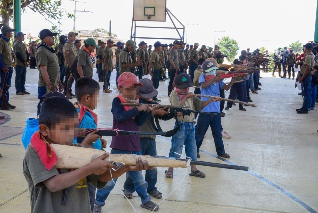 Recluta policía comunitaria a más menores a sus filas en Guerrero