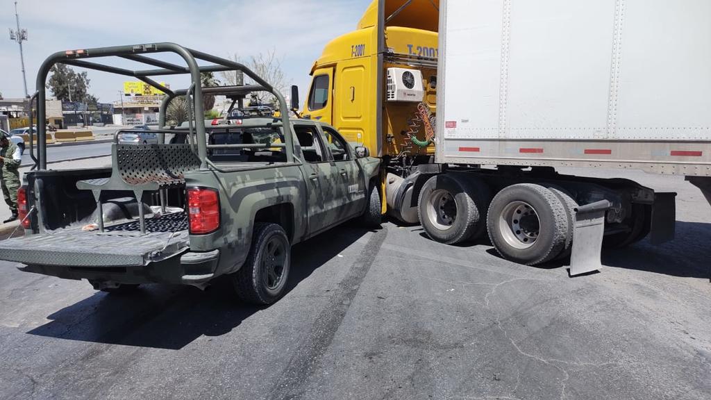 Camioneta del Ejército Mexicano choca contra tráiler en Torreón
