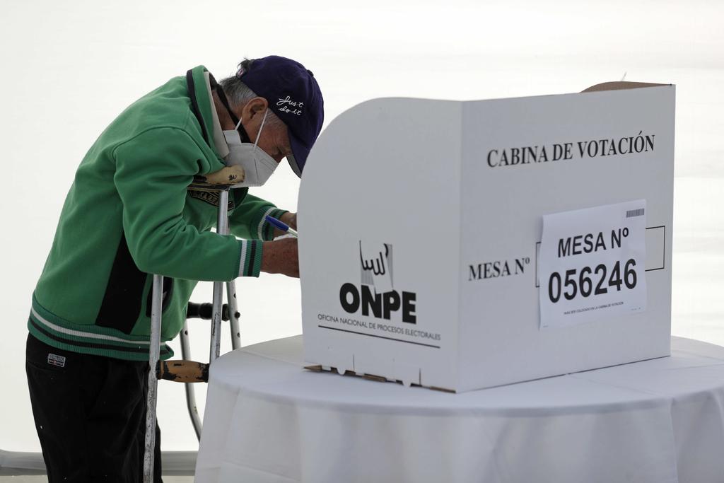 Salen peruanos a elegir a su nuevo presidente
