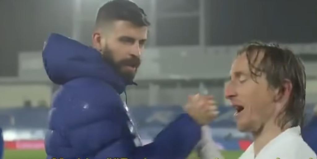 VIDEO: Modric enfrente a y Piqué por alistar reclamo al árbitro