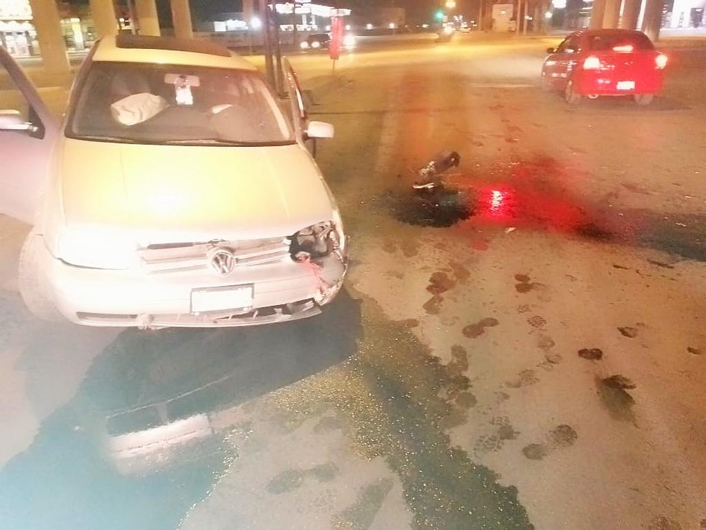 Abandonan vehículo en Torreón tras chocar contra camellón