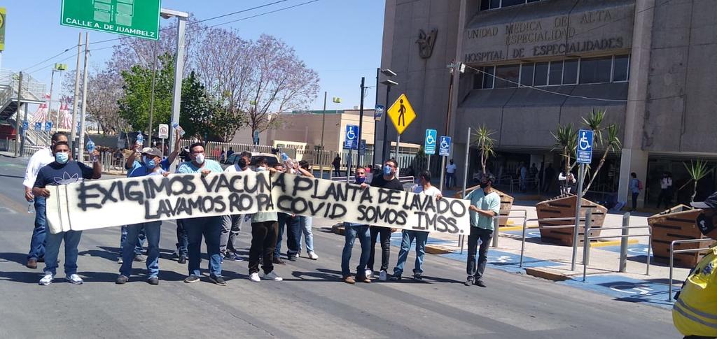 De nuevo protestan trabajadores del IMSS en Torreón; exigen vacuna contra el COVID
