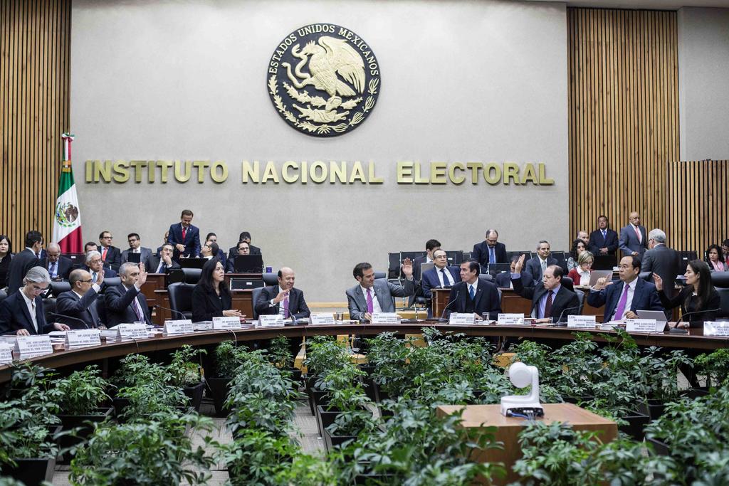 Analiza AMLO presentar reforma para renovar consejo general del INE