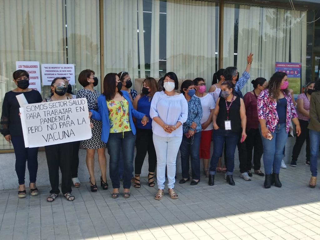 Realizan paro trabajadores del ISSSTE en Saltillo por falta de vacunas contra COVID-19