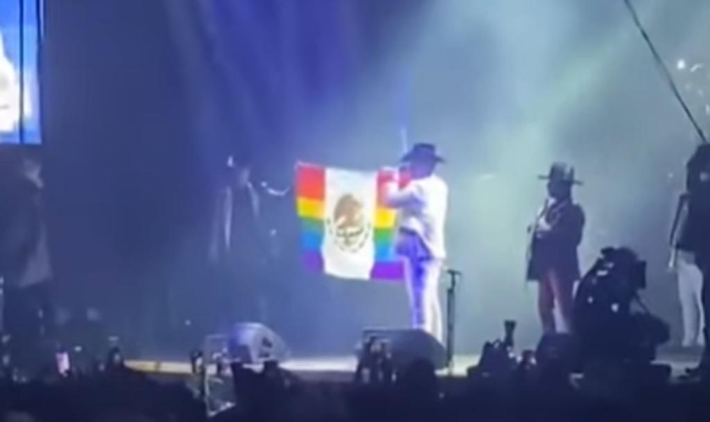 Grupo Firme ondea bandera de México con colores LGBT en concierto