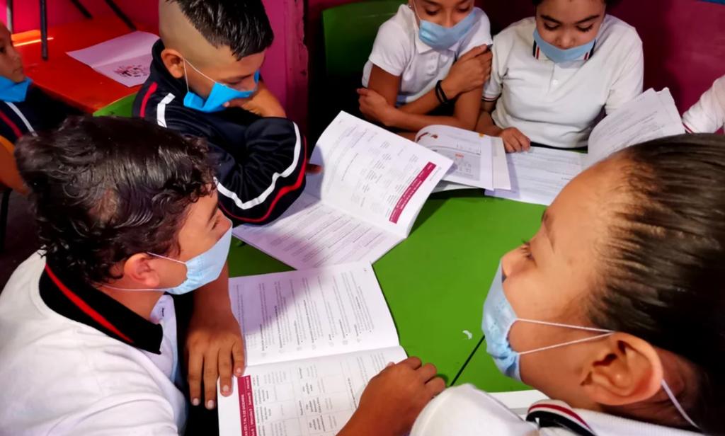 México proyecta regreso a clases antes de verano tras vacunar a maestros