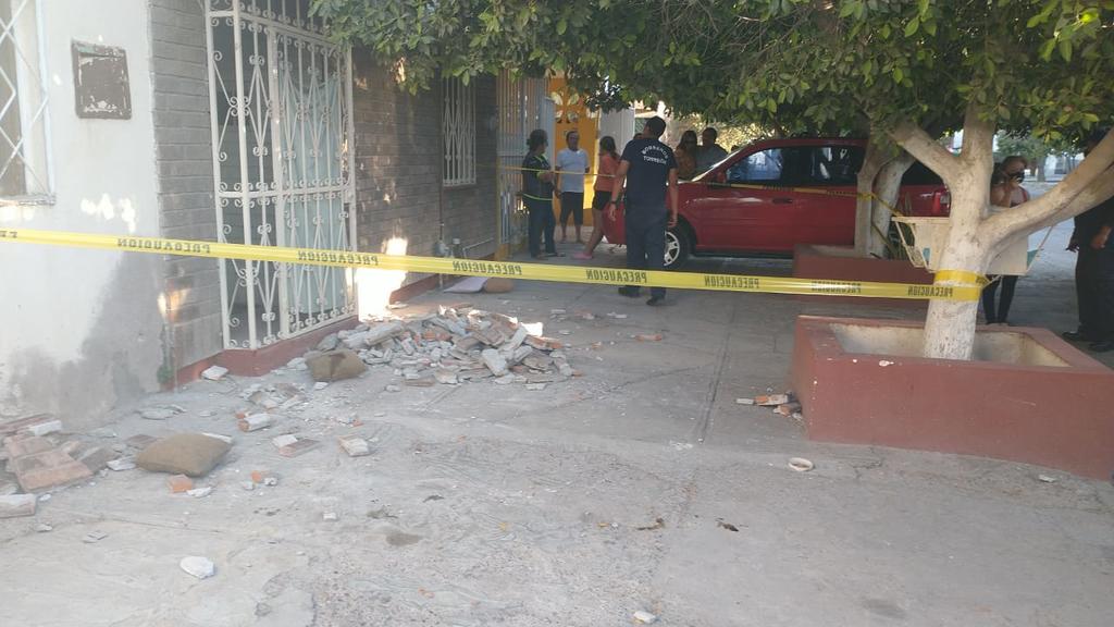 Fachada de domicilio cae sobre persona de la tercera edad en Torreón