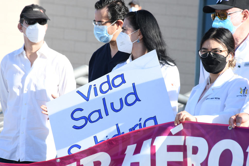 Respaldan empresarios de La Laguna a personal de salud que exige vacunación