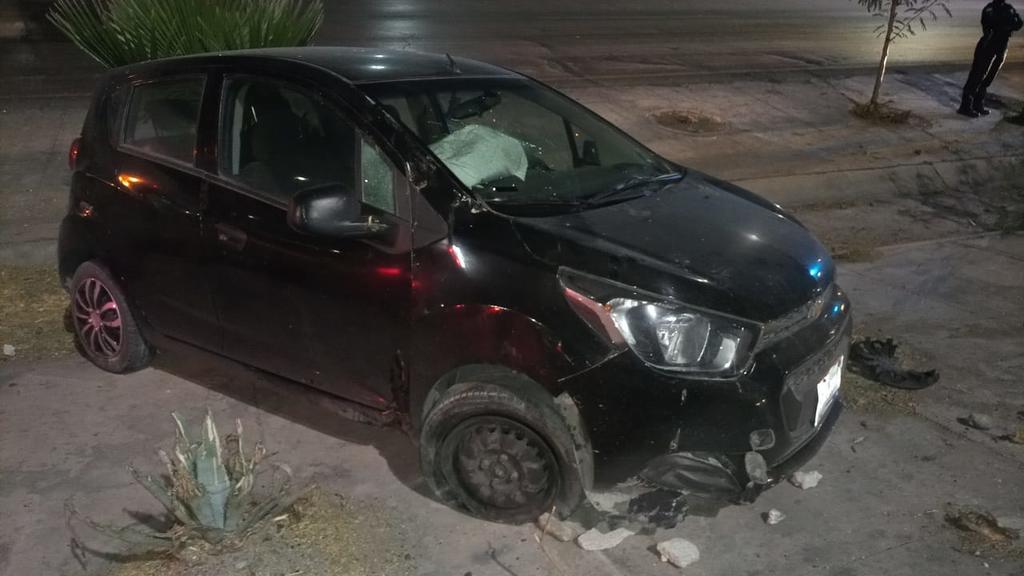 Abandonan vehículo tras impactarse contra árbol en periférico de Torreón