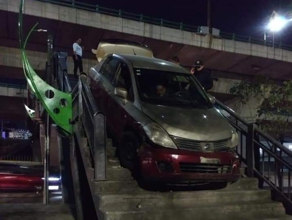 Taxista queda atorado al intentar cruzar puente peatonal con su vehículo