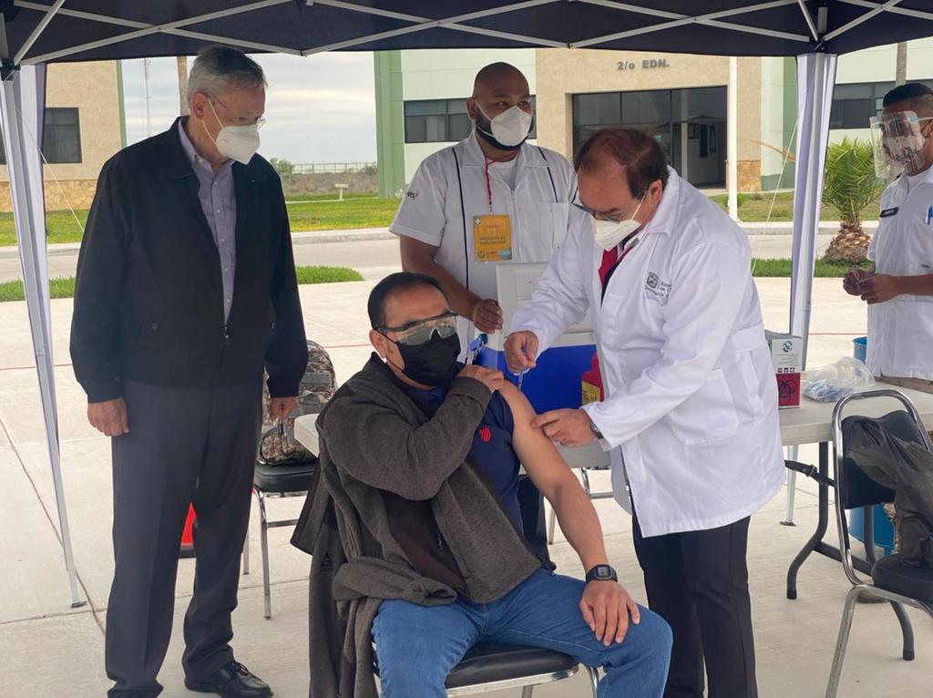 Visitan SS y SEDU puntos de vacunación antiCOVID para docentes en Coahuila