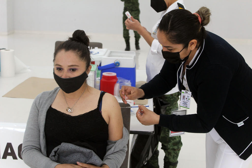 Personal de salud pide vacuna contra COVID en Saltillo