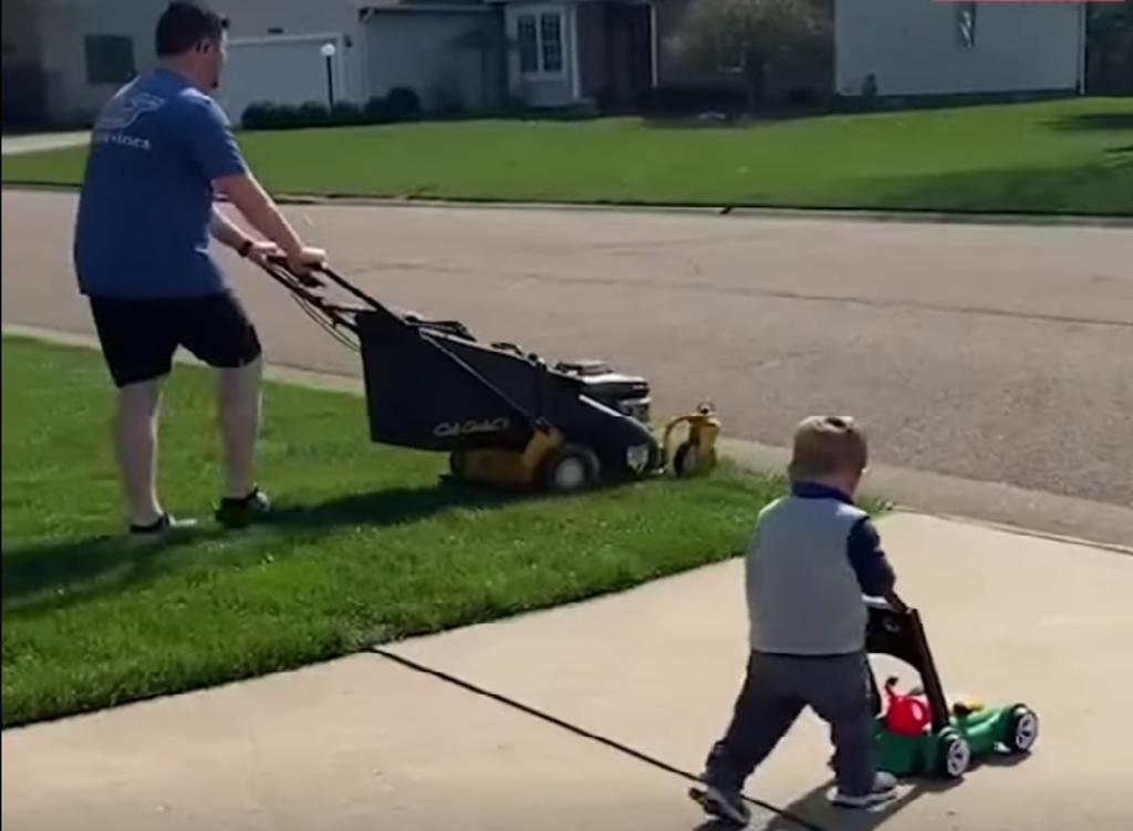 Niño de 2 años imita a su papá podando el pasto