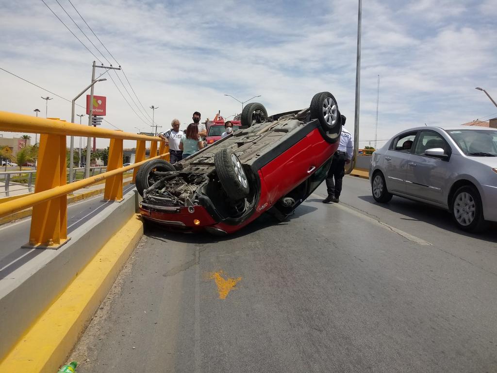 Conductor de 70 años vuelca en Torreón sobre puente Diana Laura