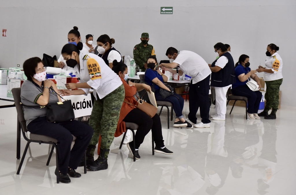 Avanza inmunización de personal docente en Coahuila