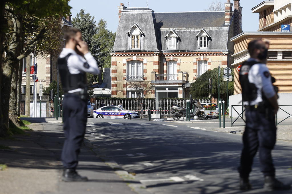 Asesinan a policía cerca de París; Fiscalía investiga terrorismo