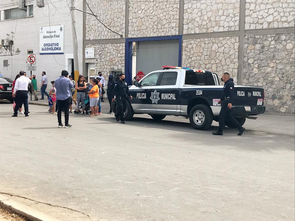 Se manifiestan por detención de policía de Torreón acusado de robo