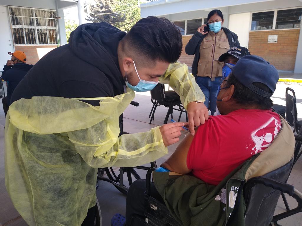 Culmina vacunación de maestros en la Zona Militar de San Pedro