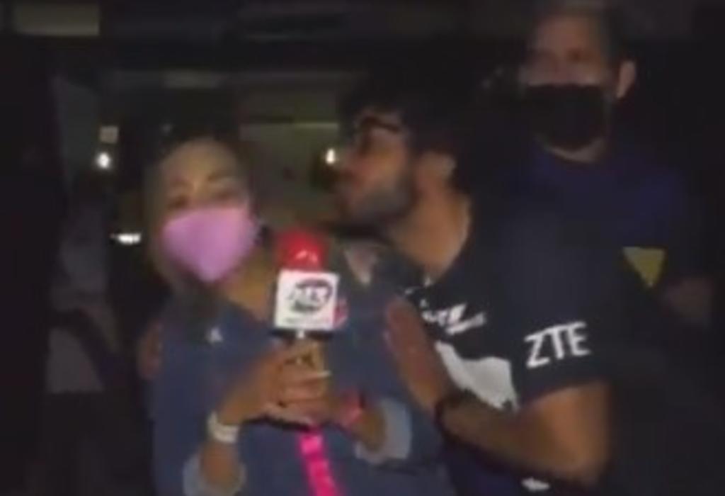 Aficionado de Pumas besa a reportera en plena transmisión