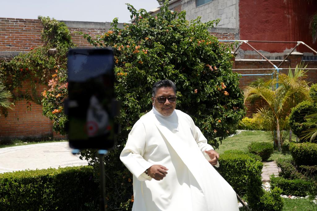 'Padre Cheke' evangeliza a seguidores en TikTok