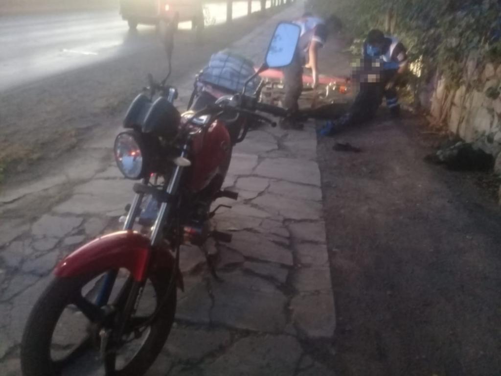 Tres personas resultan lesionadas en Torreón tras caer de motocicleta