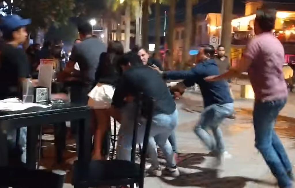 VIRAL: Laguneros protagonizan pelea campal en bar de Torreón