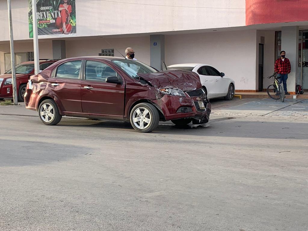 Chofer de autobús huye en Torreón tras provocar accidente