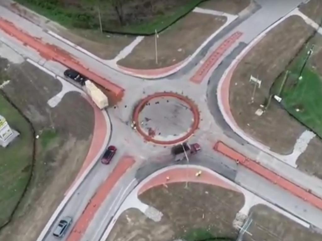 Esto es lo que pasa al colocar una rotonda en una ciudad sin este tipo de cruces viales