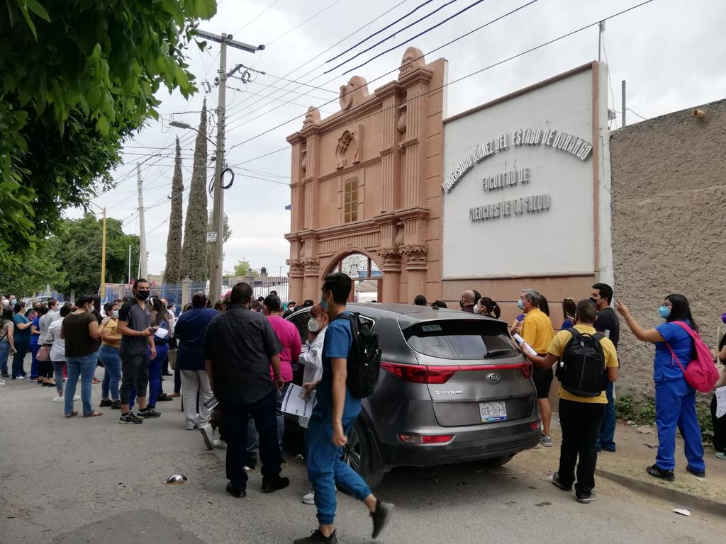 Acuden médicos sin registro en espera de vacuna antiCOVID en Gómez Palacio