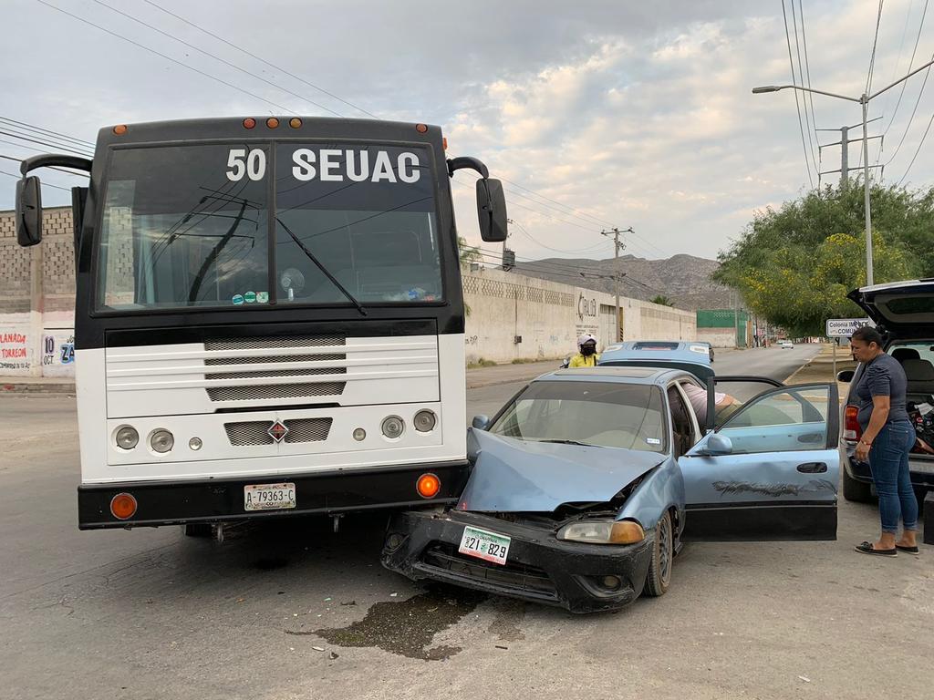 Camión de transporte de personal provoca accidente en Torreón