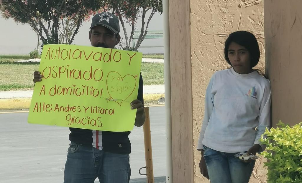 Padre e hija ofrecen sus servicios de autolavado en calles de Torreón