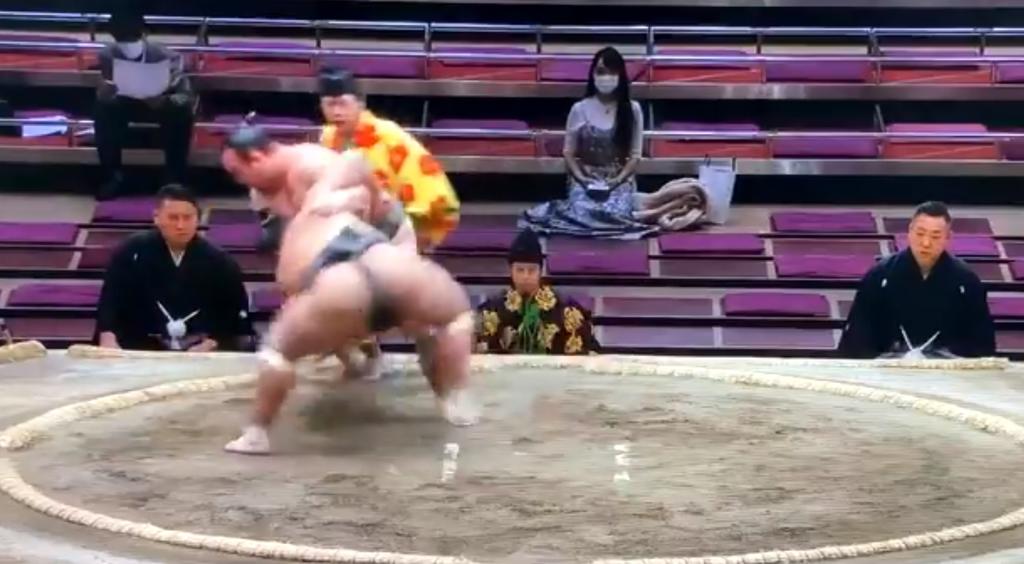 Luchador de sumo muere al sufrir golpe en la cabeza durante combate