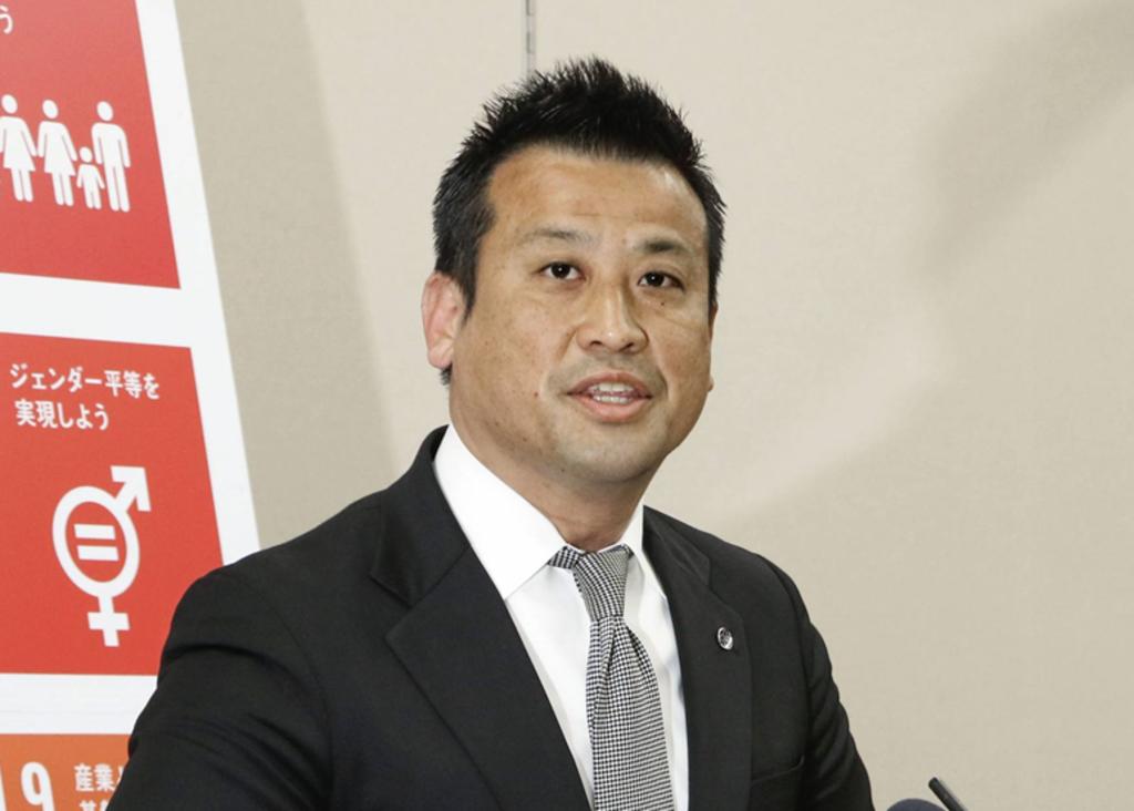 Alcalde japonés es criticado por colocar un sauna en su oficina