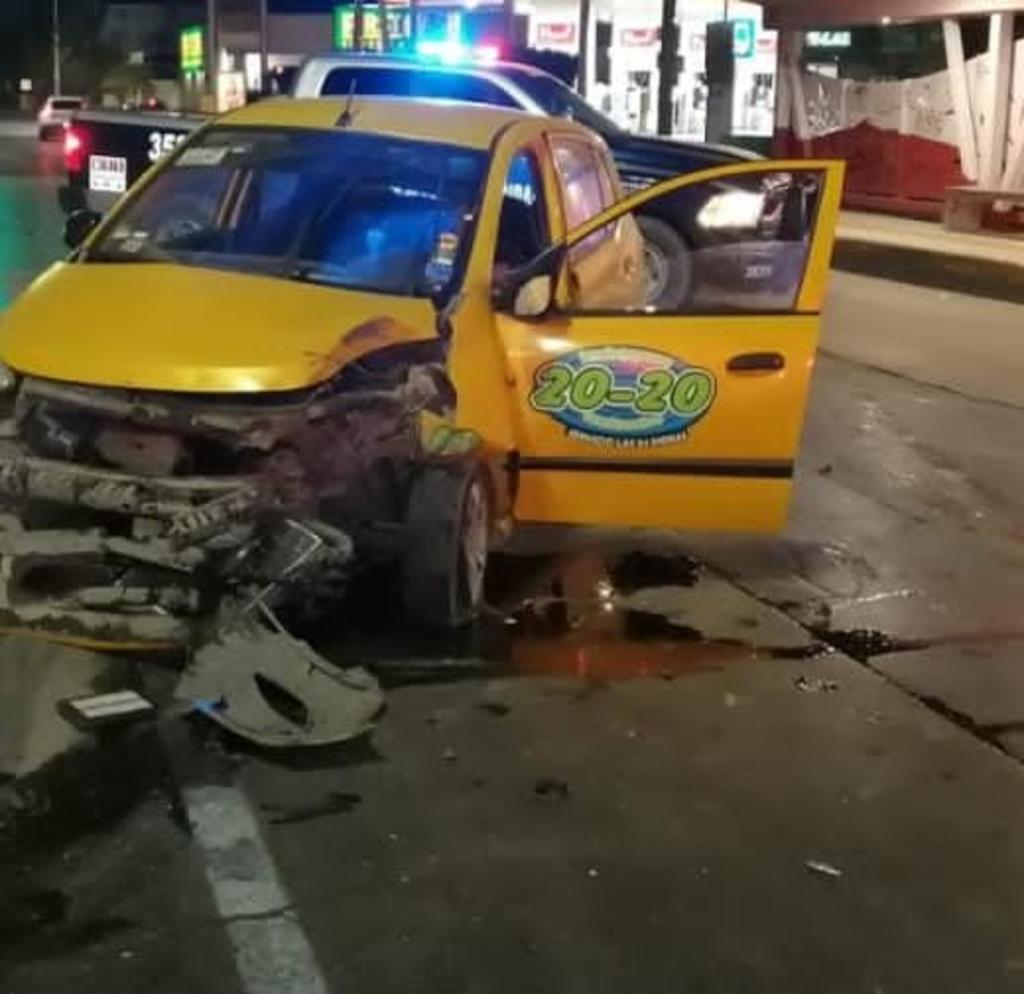 Taxi se impacta contra el poste de una luminaria en Torreón