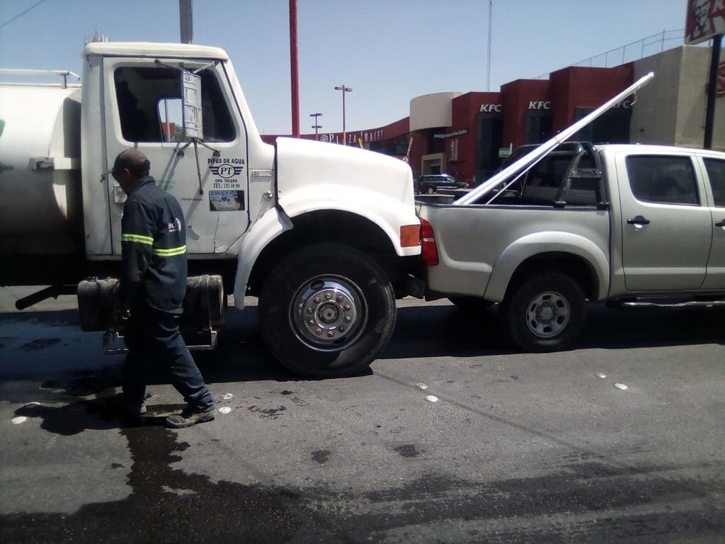 Se registra choque entre pipa y camioneta en bulevar Miguel Alemán de Gómez Palacio