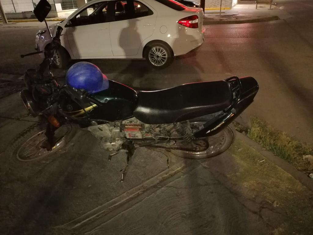 Auto impacta a motociclista en el Centro de Torreón