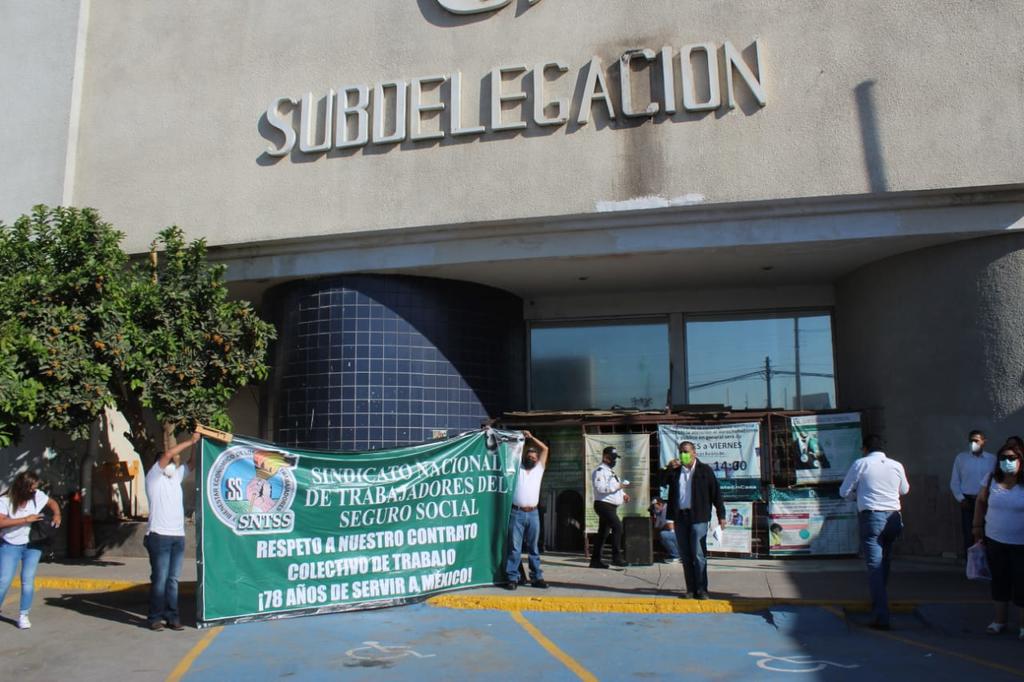 Integrantes del SNTSS en Torreón exigen ser vacunados contra el COVID-19