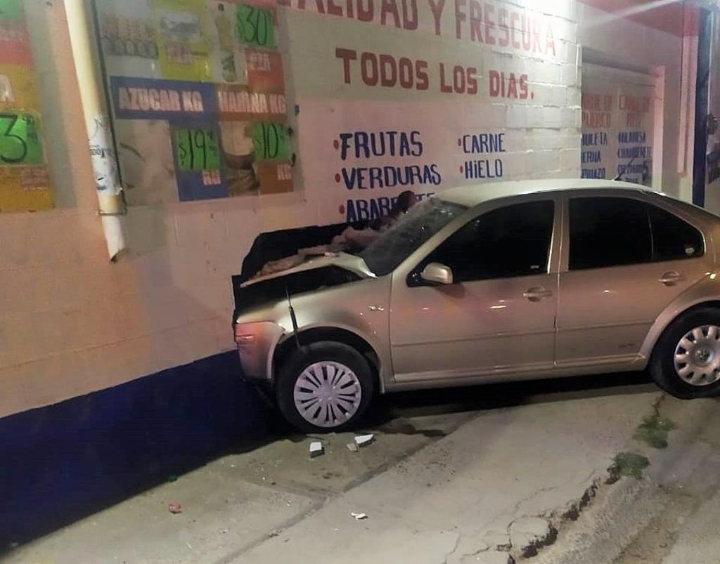 Vehículo se impacta contra frutería en Torreón