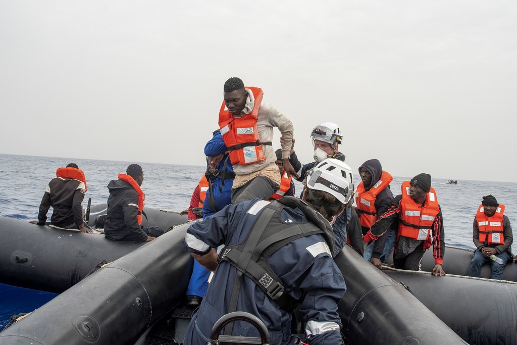 Desembarcará barco con migrantes en Italia
