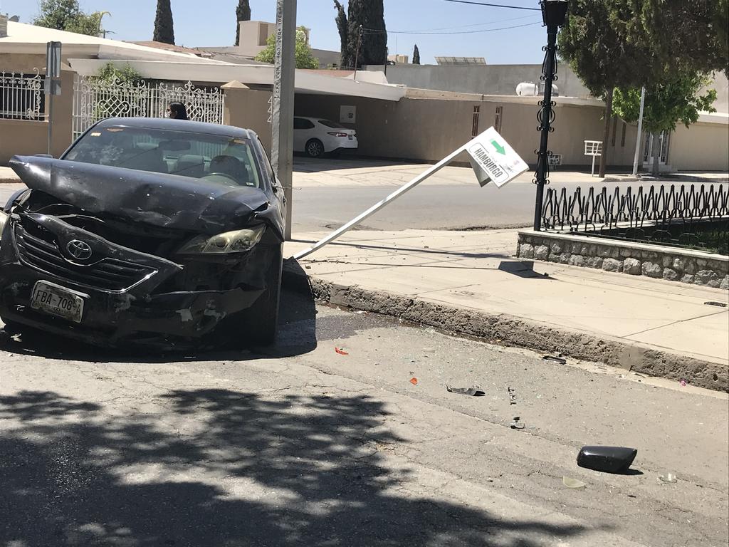 Conductora no respeta alto y provoca accidente en colonia San Isidro de Torreón