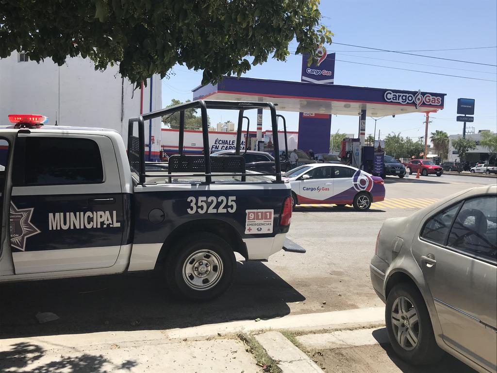 Hombres armados asaltan gasolinera en Torreón