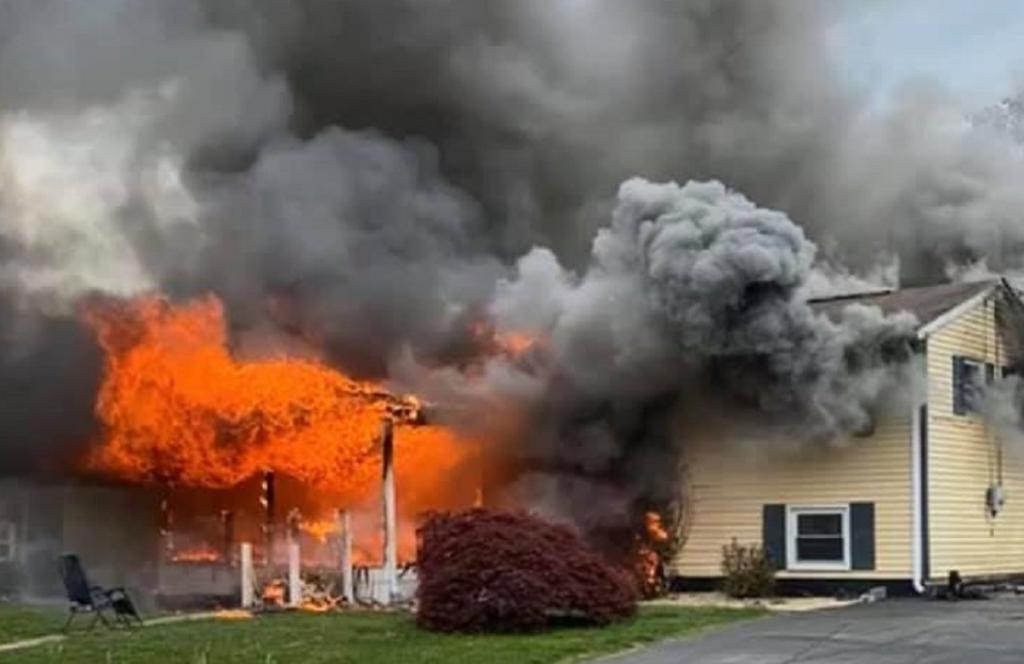 Mujer prende fuego a una casa y se sienta a ver cómo se incendia