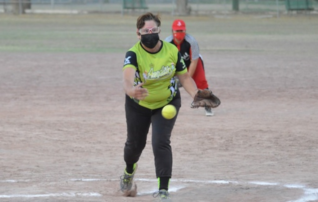 Sigue campaña de softbol femenil